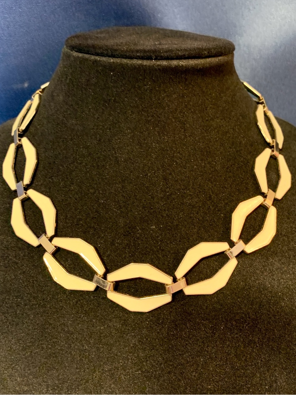 Elegant Cream Geometric Link Necklace